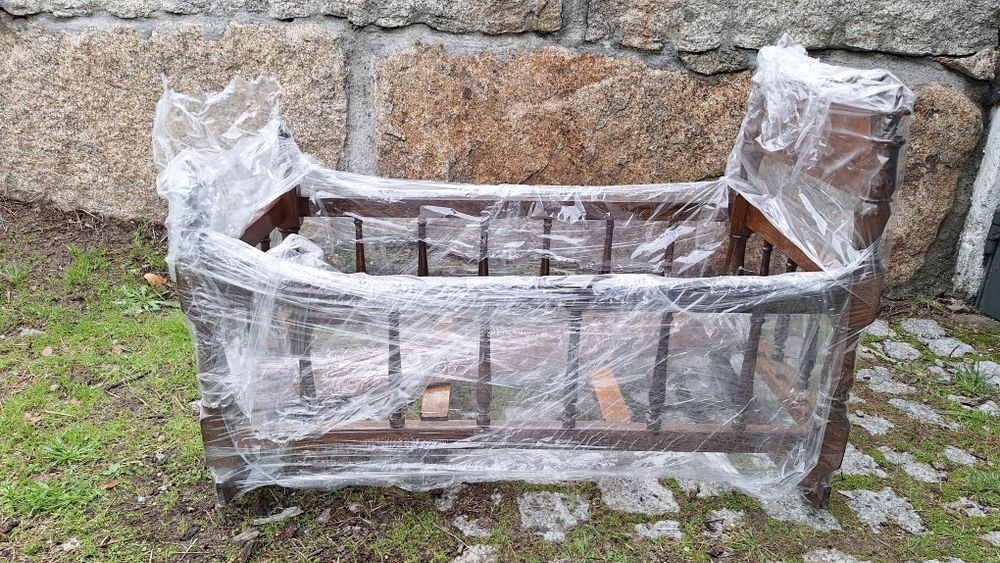 Berço em pau santo e balancé lateral