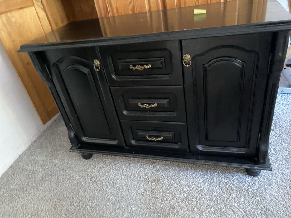 Czarna ozdobna komoda