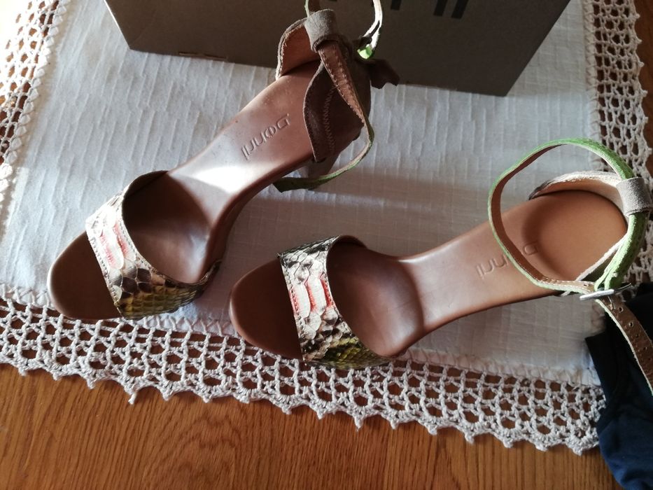 Sandálias em pele DONNI