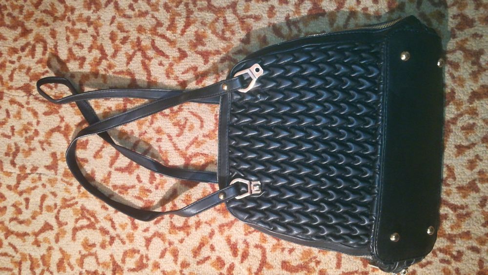 Damska torebka monnari czarna z futerkiem z DEFEKTEM