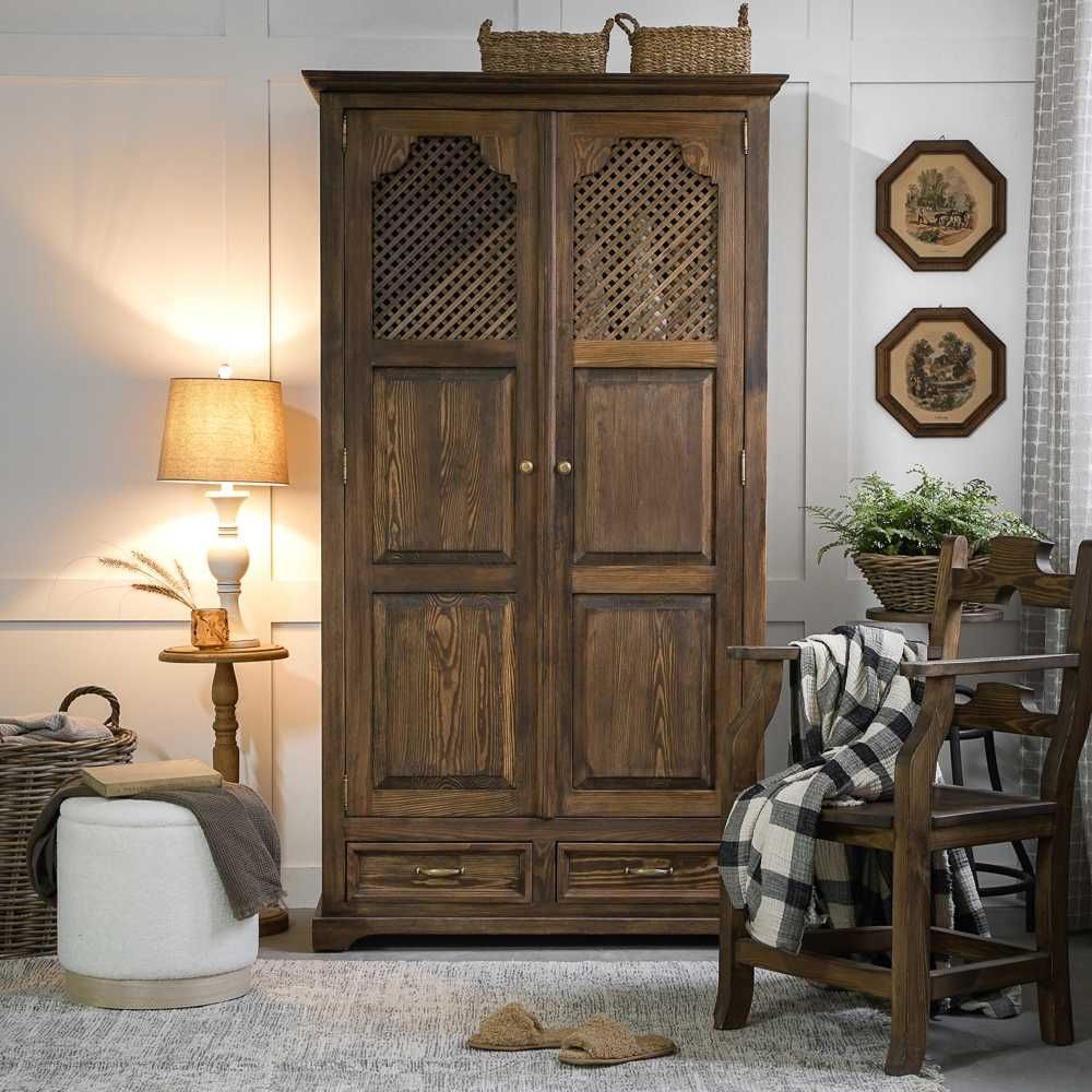 Drewniana szafa z ażurowymi drzwiami w stylu rustykalnym,