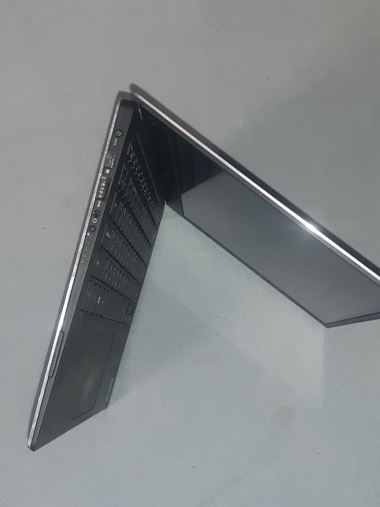 Нетбук Dell XPS 13 9343; 13,3" FHD; i5-5200u (2×2,2GHz); 8GB; 256GB.