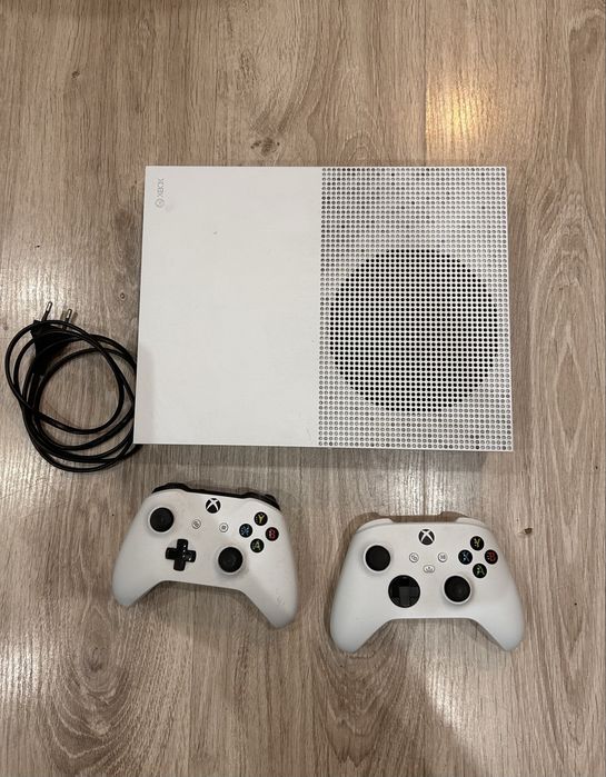 Xbox one S 1tb z dwoma padami