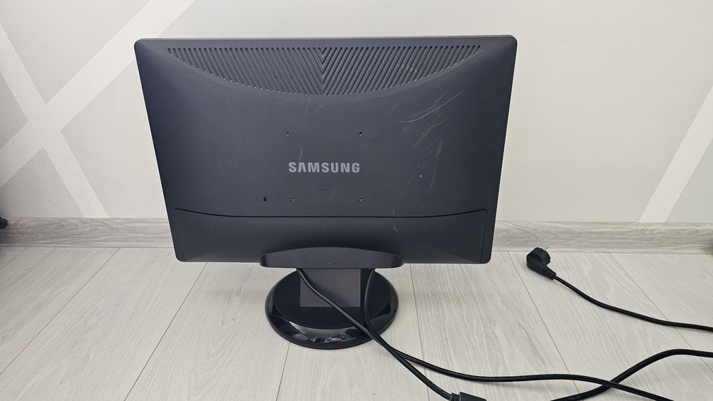 Monitor 22 cale Samsung 223BW 22" Stan bardzo dobry + kable
