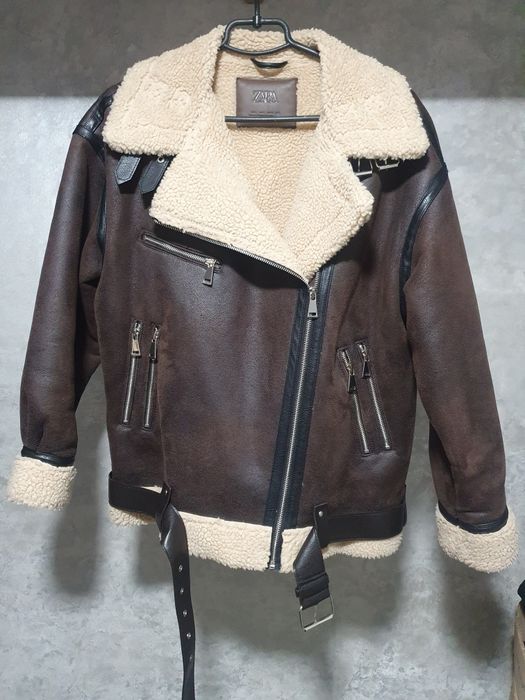 Дублянка Zara,коричневого кольору.