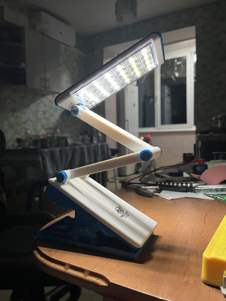 LED настольна лампа з акумулятором для школярів. Прищепка