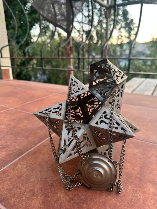 Wiszący lampion metalowy w kształcie gwiazd – ażurowy