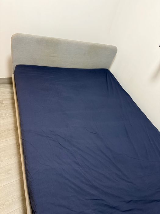 Cama, frigorífico e sofá cama
