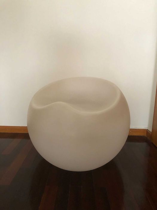 Banco com luz led RGB recarregável.