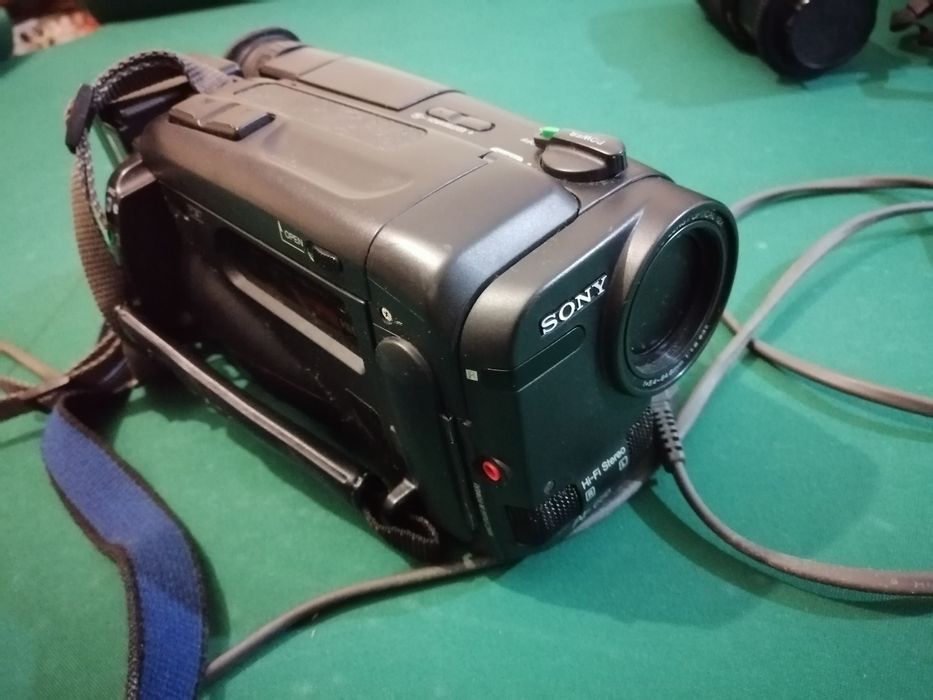 Câmara de filmar e máquina fotográfica
