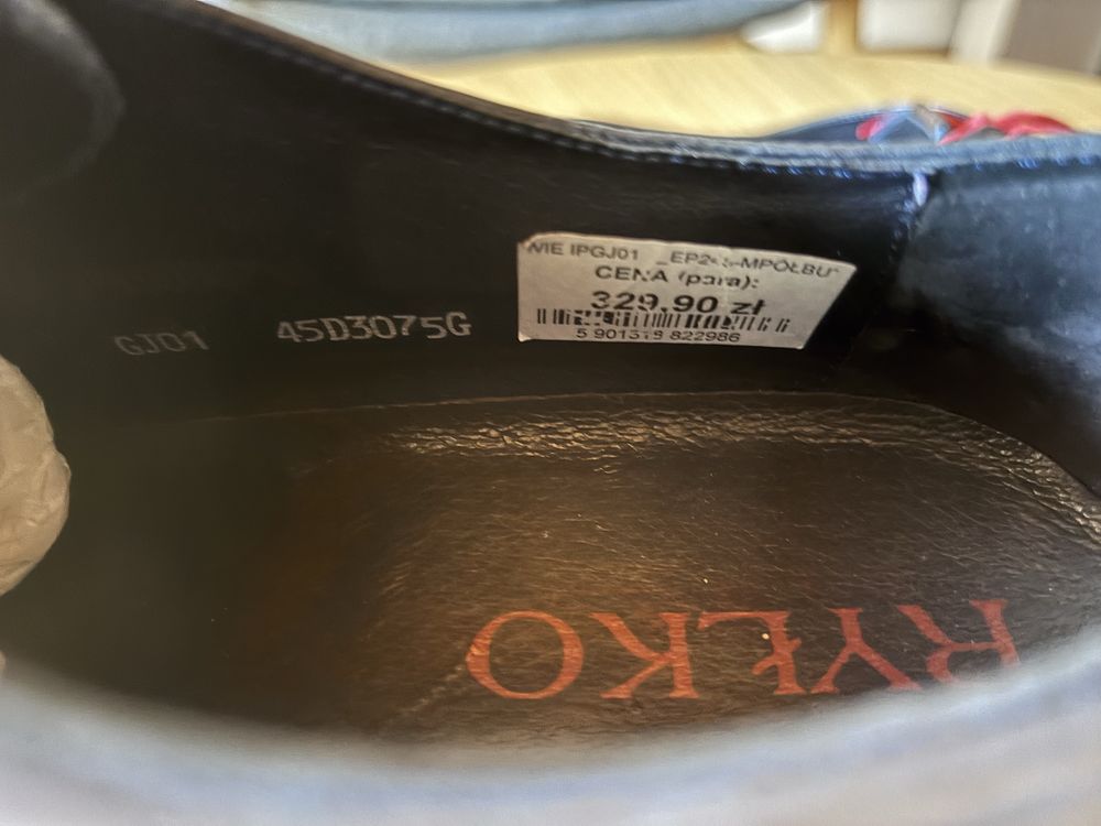 Granatowe buty od Ryłko