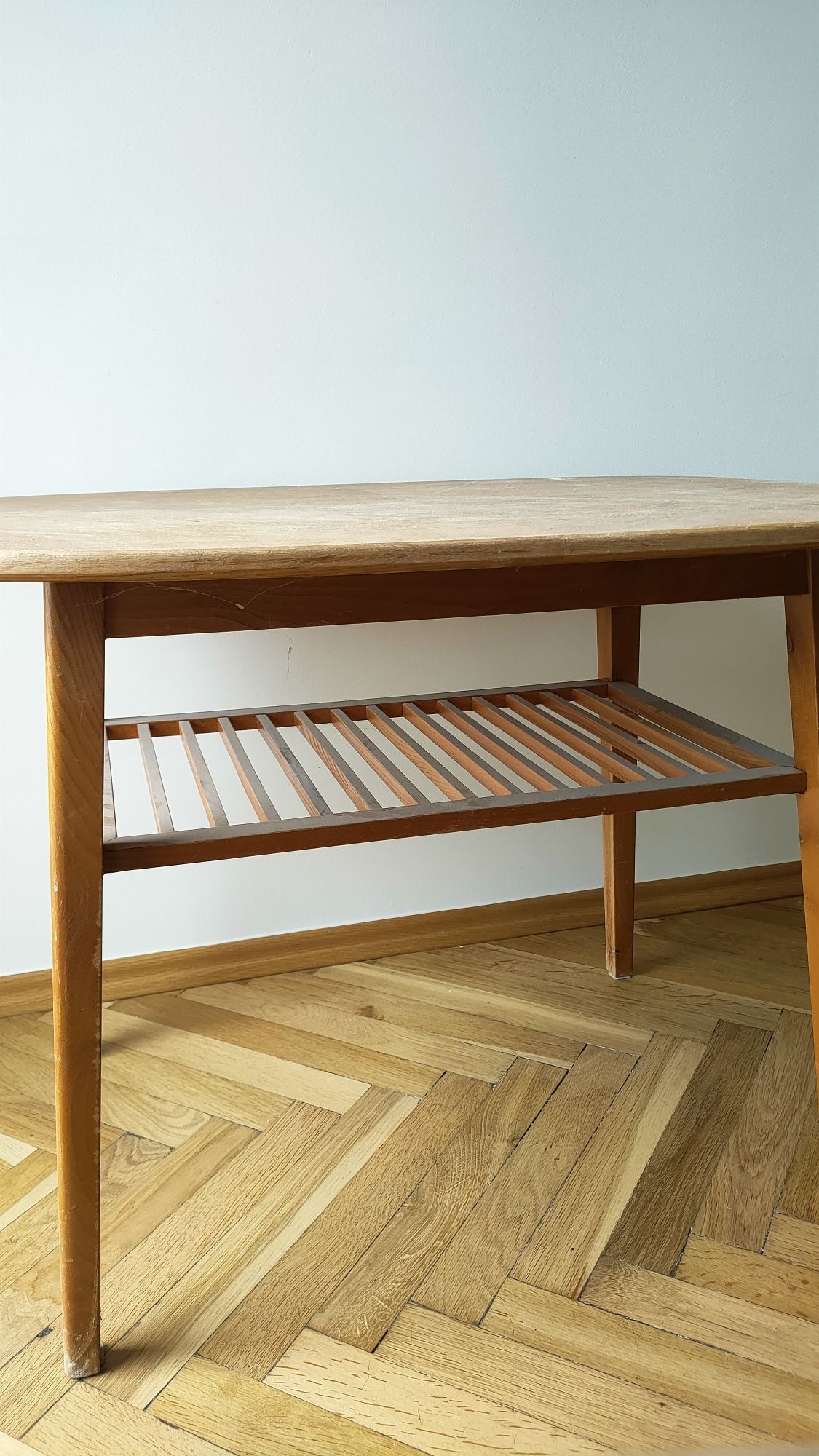 Stabilny stolik kawowy drewniany vintage PRL do renowacji