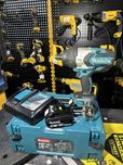 Акумуляторний ударний гайкокрут Makita  DTW 1001 квадрат 3/4