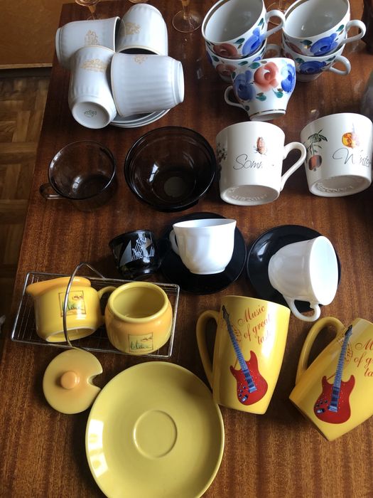 Чашки и блюдца, блюдо большое, пиалы в ассортименте