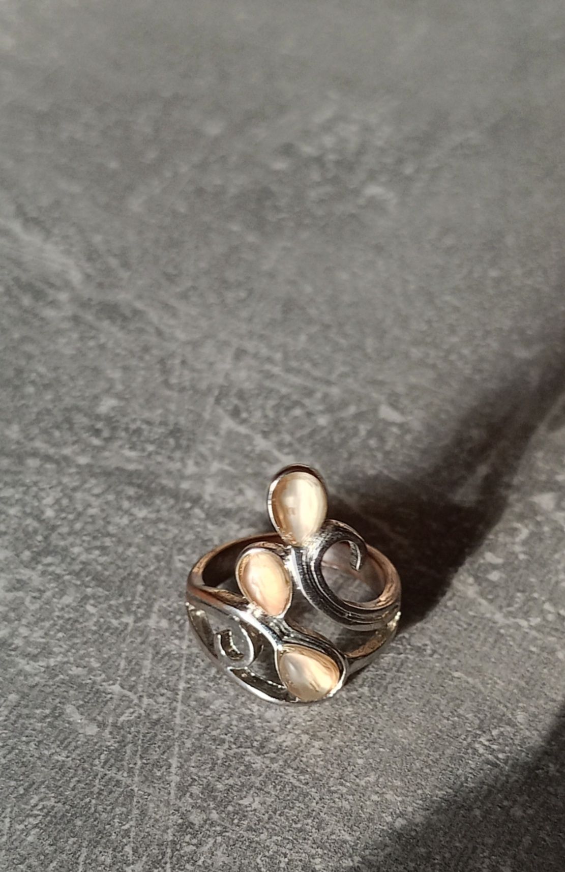 Pierścionek w kolorze srebrnym beżowe oczka biżuteria sztuczna 18,1 mm