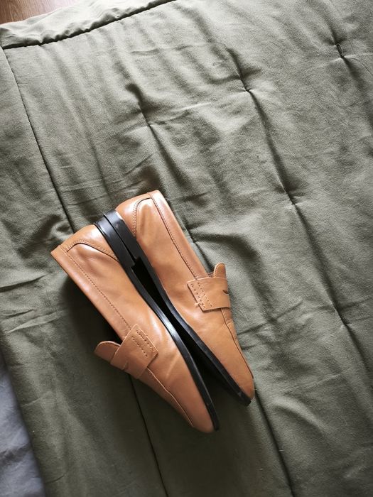 Sapatos Zara, pele genuína. Impecáveis. Mal foram usados.