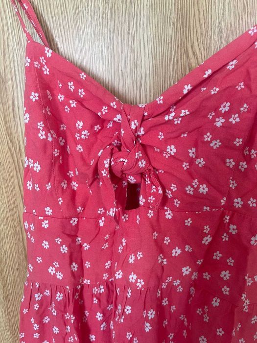 Roupa. Vestido cor coral.