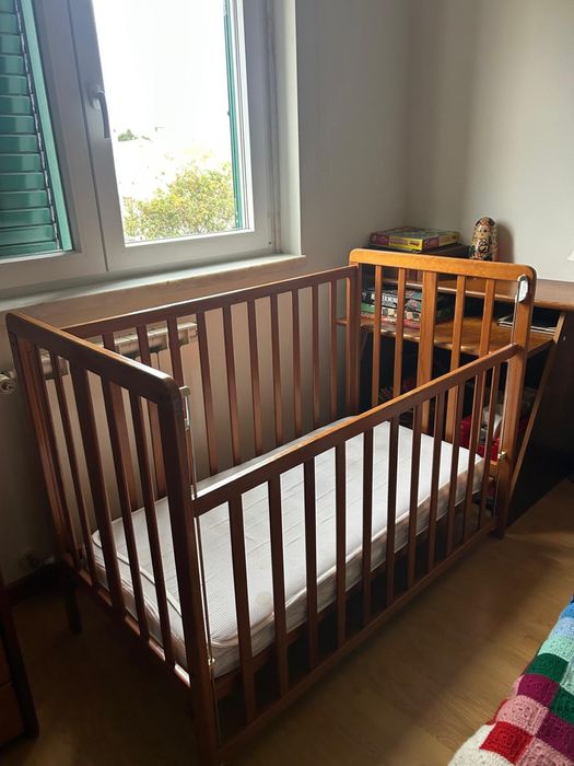 Cama de grades e colchão