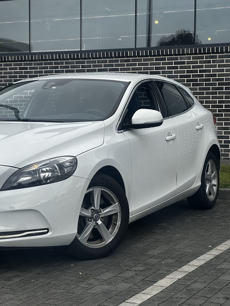 Volvo v40 D4 excelente estado