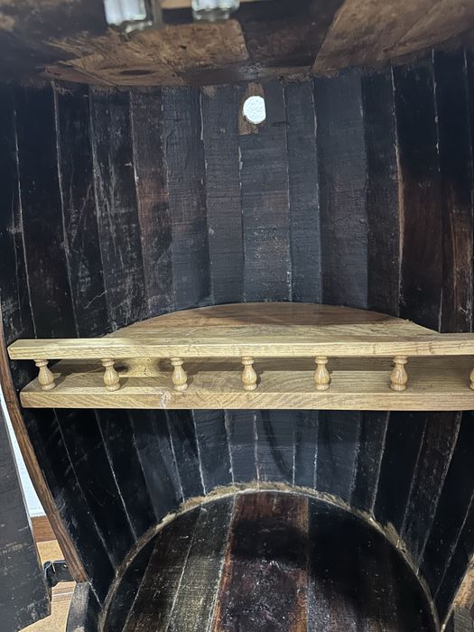 Barril em madeira com detalhes em ferro