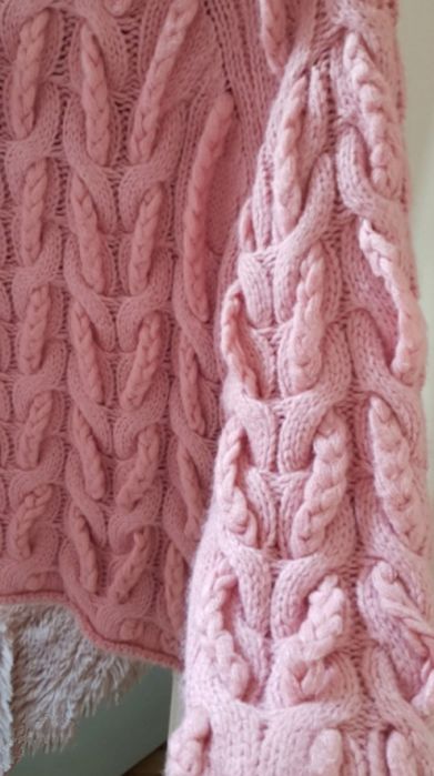 Sweter różowy Zara warkocze