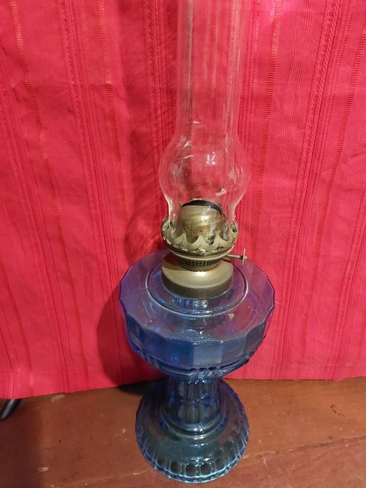 Candeeiro a petróleo em vidro azul original 

Altura - 50cm
Diâm