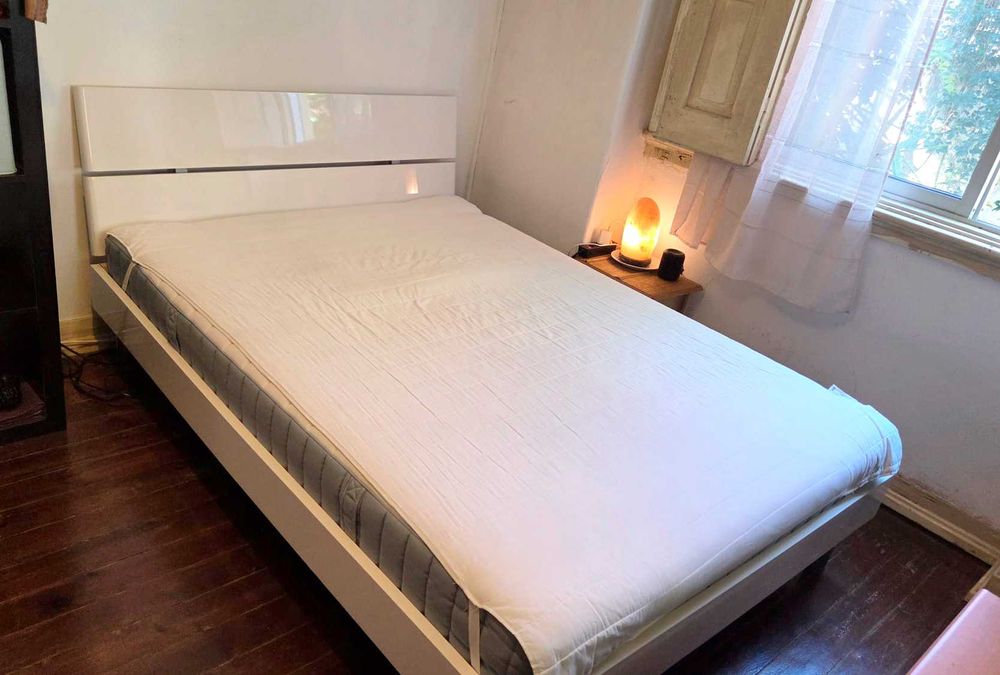 Cama com estrado + colchão (140x190) – Excelente estado
