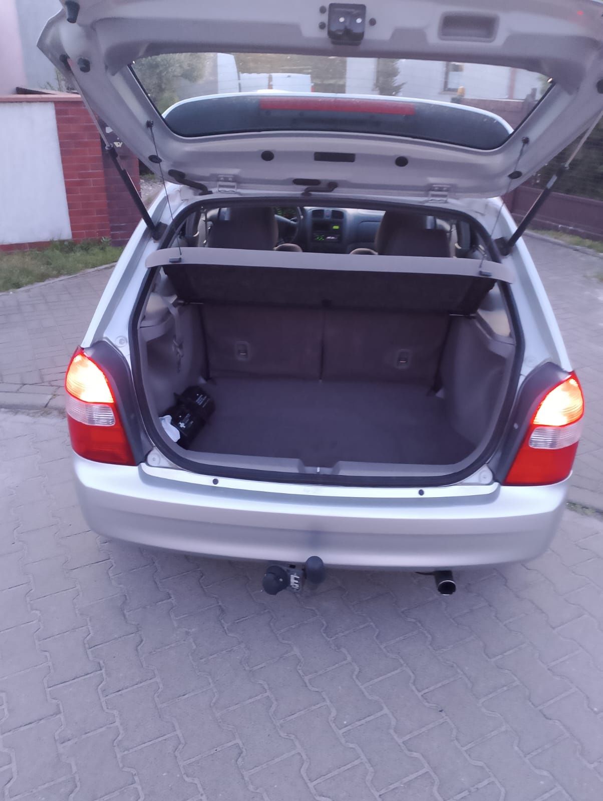 Mazda 323F stan bdb  klima  2kpl kół