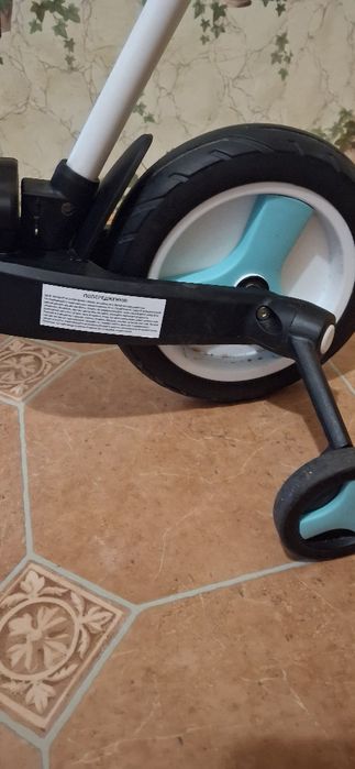 Дитячий триколісний велосипед з батьківською ручкою.
Стан нормальний,