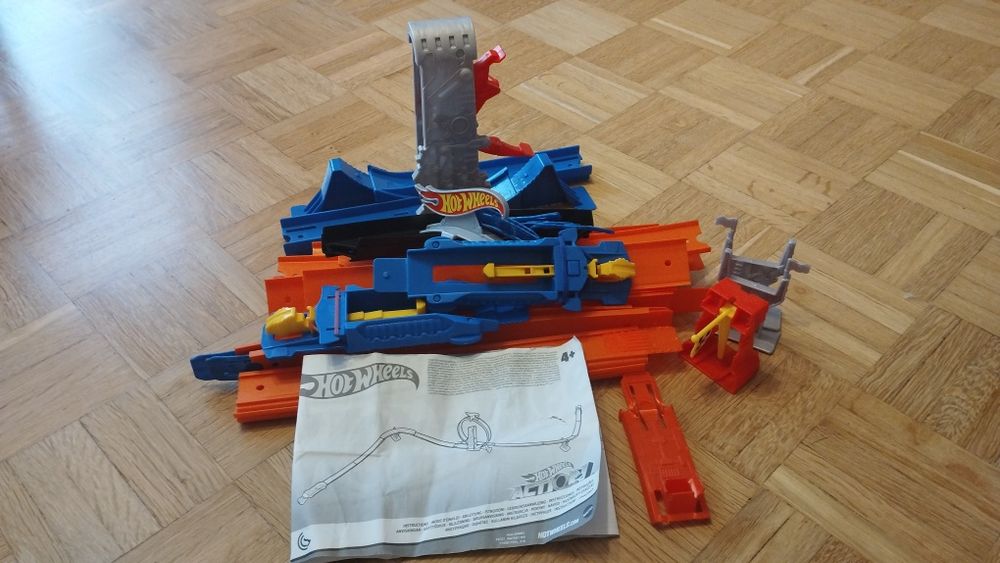 Tor z pętlą HOT WHEELS