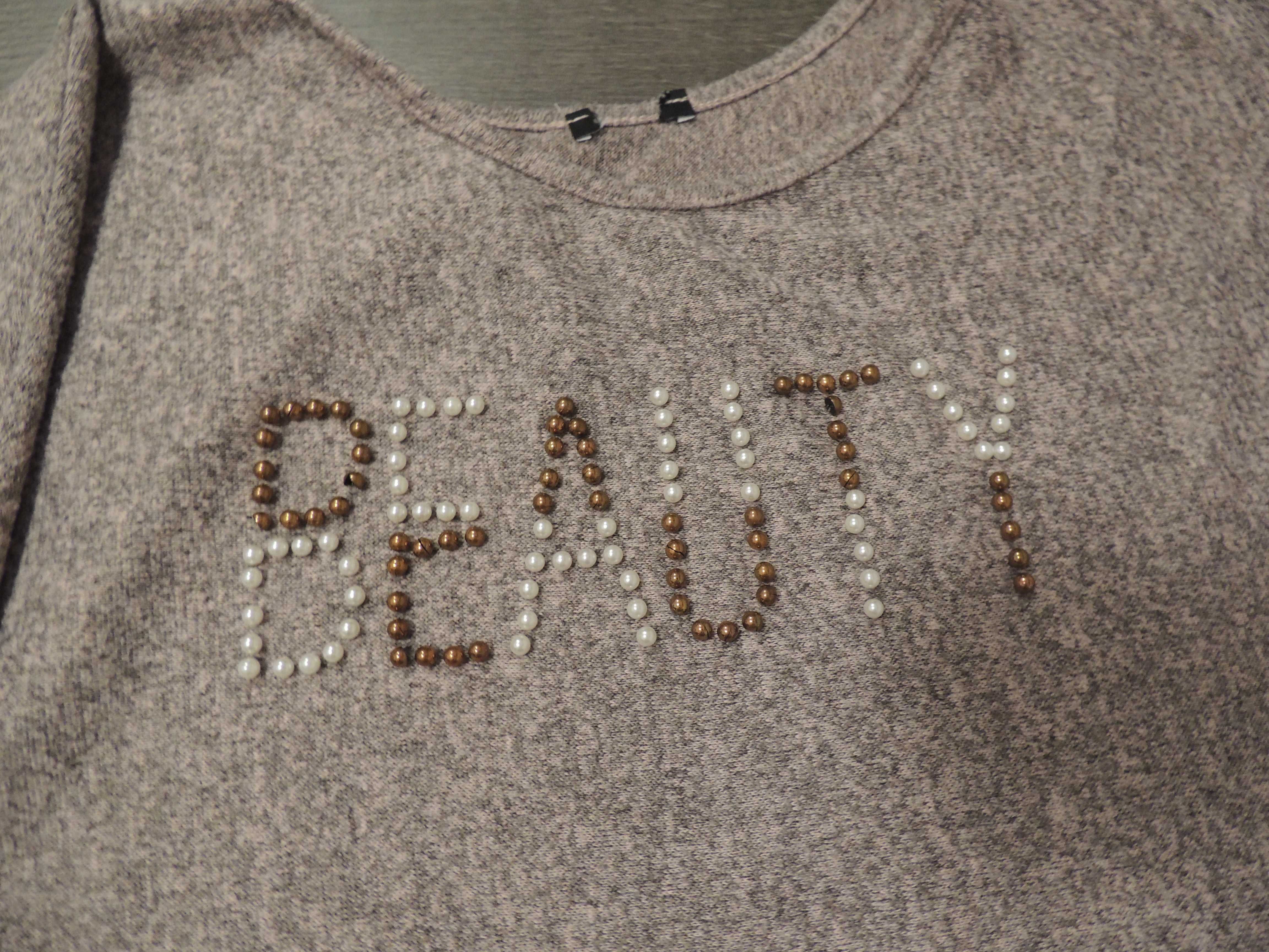 szara pudrowa bluzka sweter z napisem z perełek M/L/XL