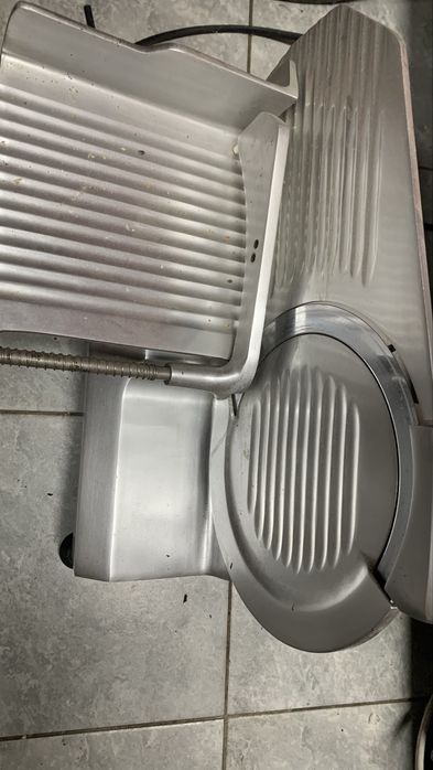 Krajalnica przemysłowa do wędlin i serów.