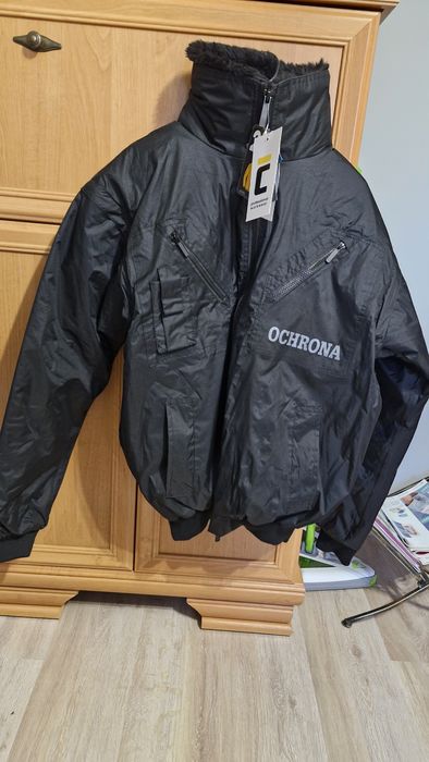 Zimowa kurtka z napisem ochrona