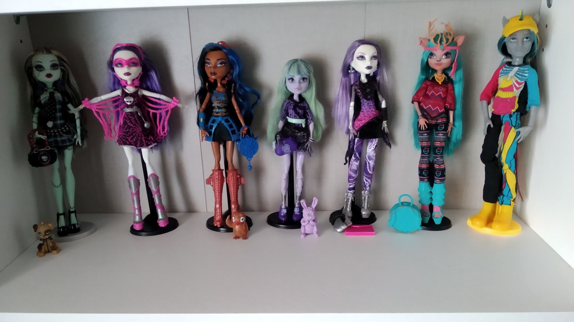 Várias bonecas Monster High