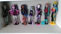 Várias bonecas Monster High