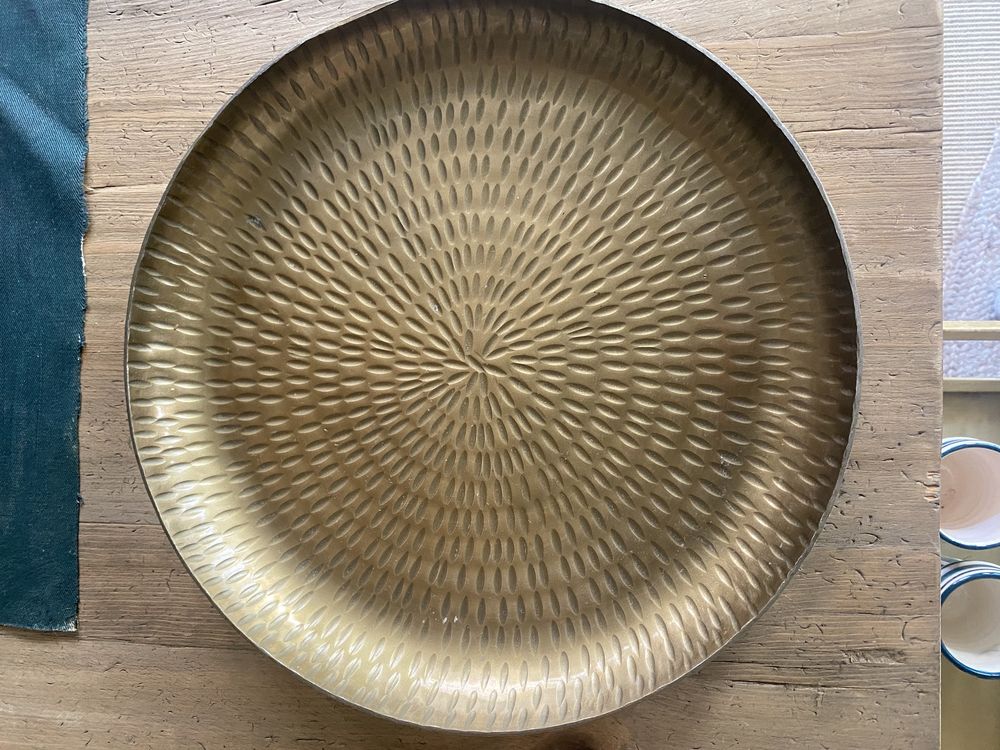 Tabuleiro/Bandeja em metal dourado, 32cm de diâmetro, não oxida.