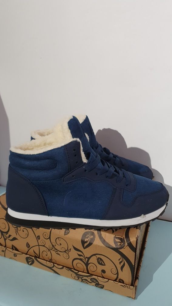 Śniegowce nowe markowe modny kolor granatowy Rozmiar 44  wkładka 28 cm