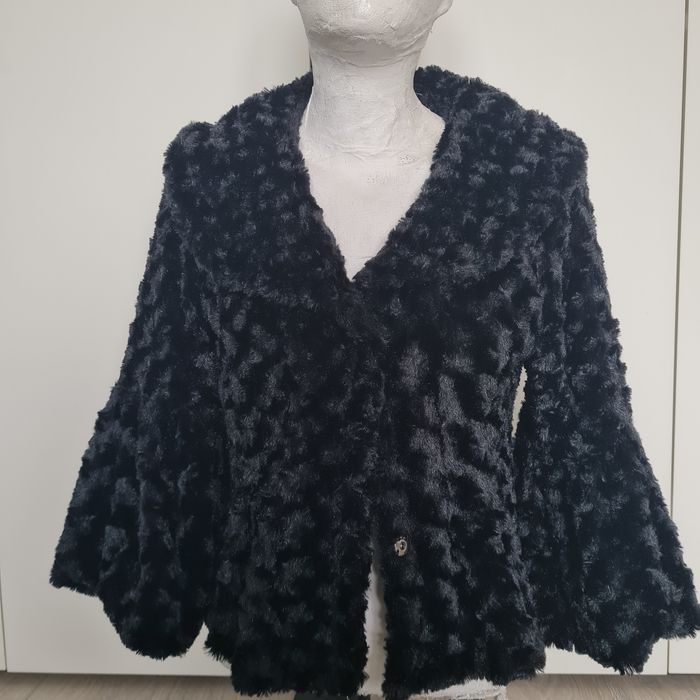 Czarne futerko bolerko