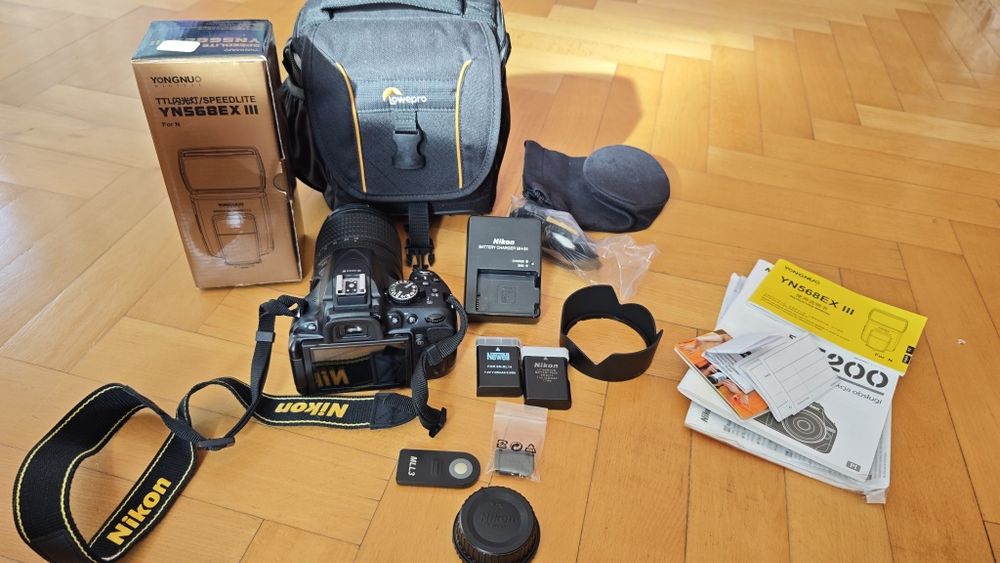 Nikon D5200 z obiektywem i lampą