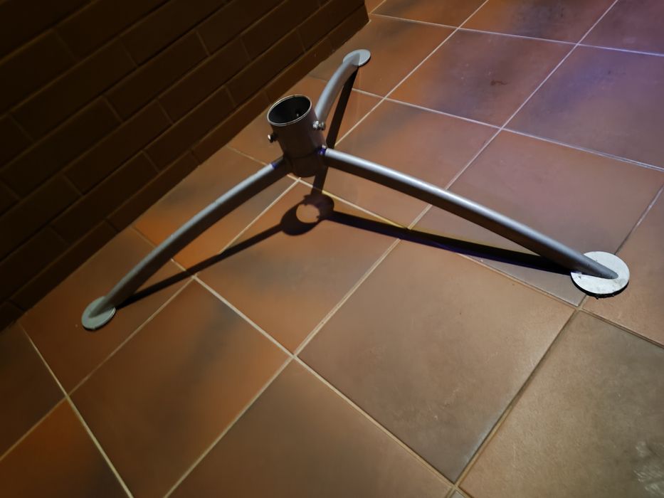 Metalowy stojak na żywą choinkę