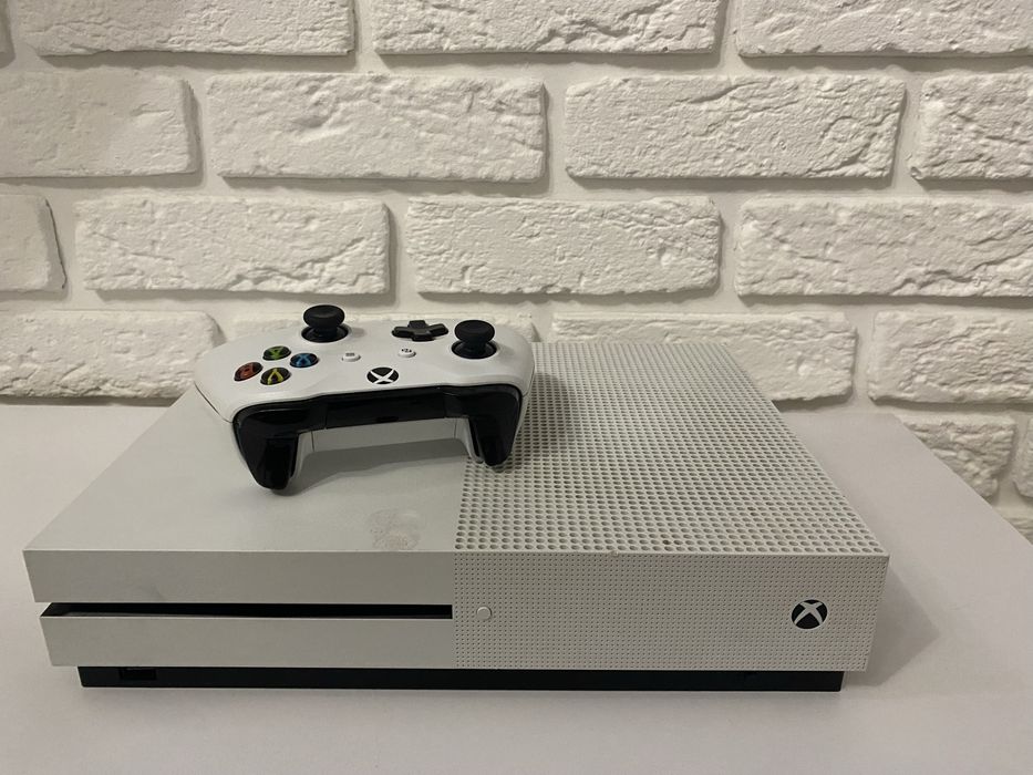 Продам xbox one s в не плохом за свое время работы состоянии