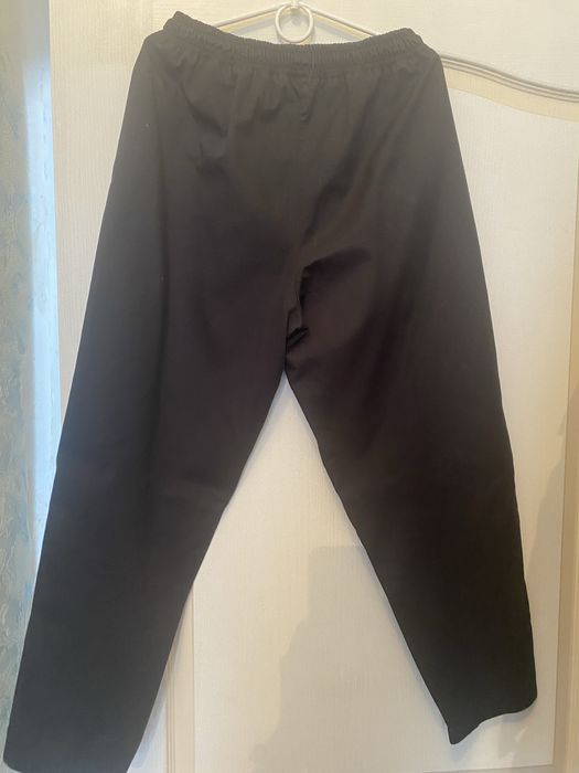 Медична кофта чорного кольру.