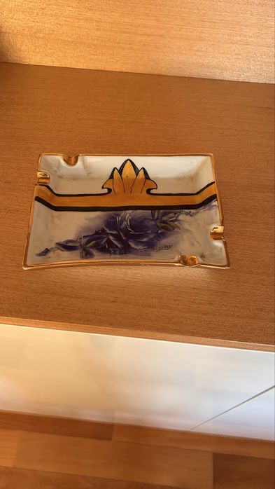 Conjunto de peças em porcelana pintadas à mão