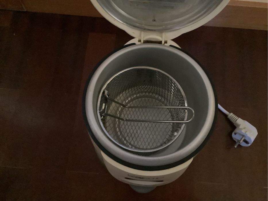 Fritadeira pequena, eletrica, usada, mas a funcionar bem.