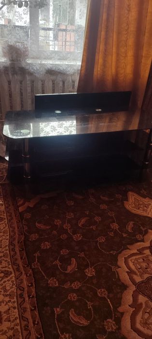 Szklany stolik pod telewizor