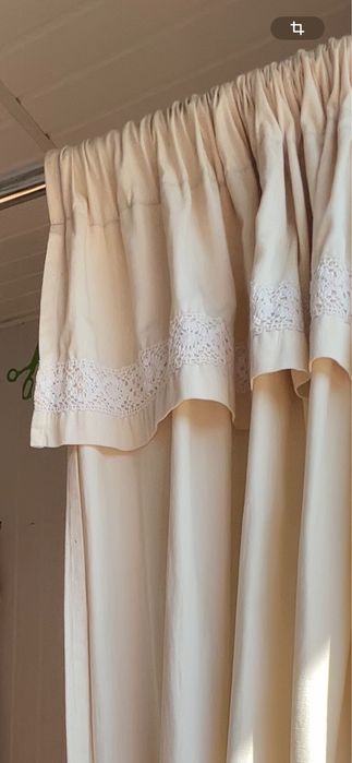 Дзеркало, штори, пуфіки 2, килимок 2, примірочна