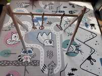 Drewniany stojak edukacyjny Baby Gym + zawieszki