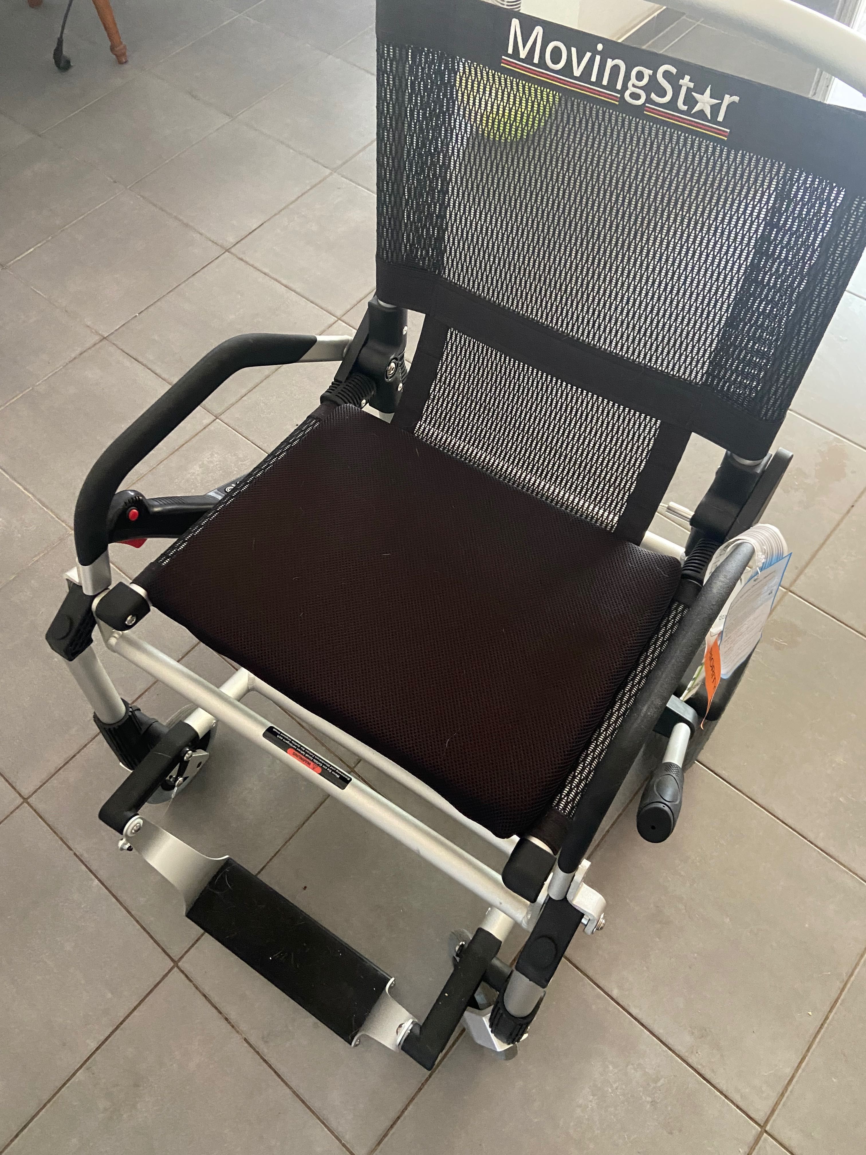 Cadeira de rodas elétrica com apenas um mês de idade!!!