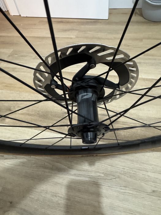 Roda frente Zipp 303 S em carbono, compatível com tubeless disco
