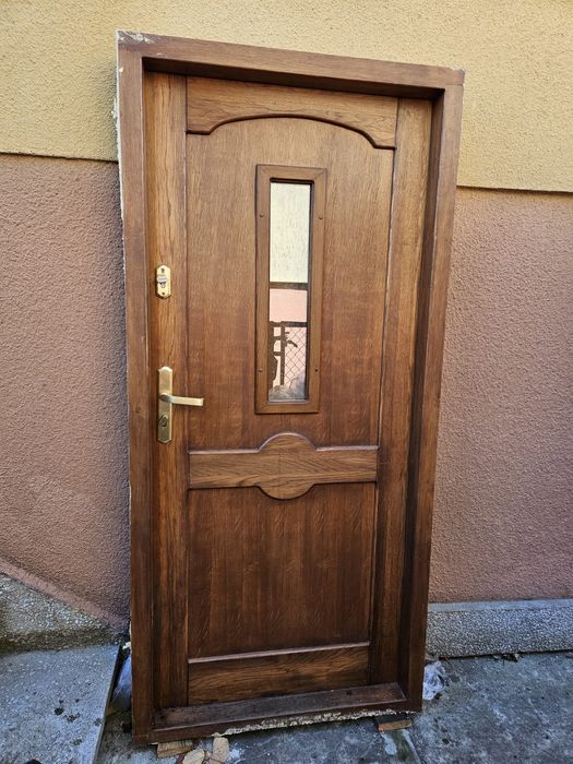 Drzwi drewniane z demontażu – solidne, z oknem, w bardzo dobrym stanie